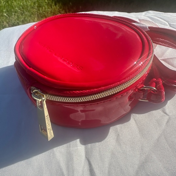 MARC JACOBS Mini Red Patent Leather Crossbody Circle Canteen Bag w/makeup - Picture 10 of 11